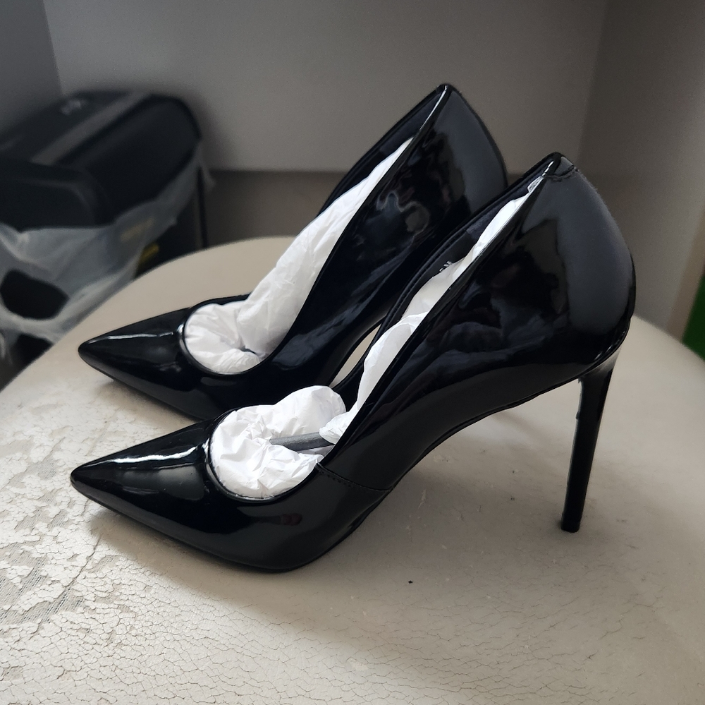 Vala Black Leather Pumps